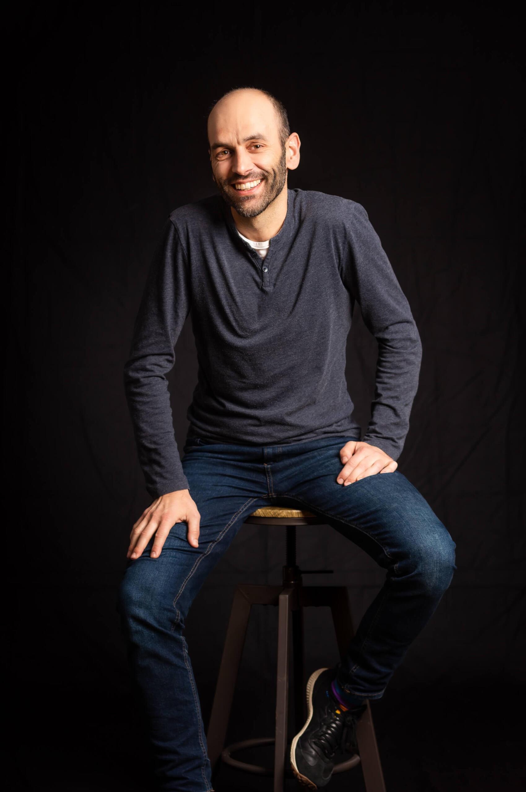 Ivan Marin en silla sonriendo